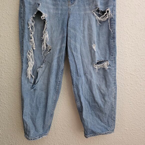 American Eagle Destroyed Relaxed Mom Jeans Light Wash Women's Size 14 X-Short - Picture 3 of 8